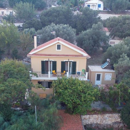 Almond Trees Cottage Divarata Exteriör bild